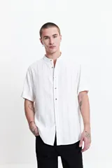 Camisa a rayas con textura, cuello mao y fit slim.