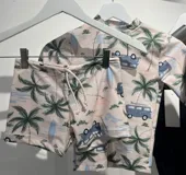 Conjunto de baño de lycra con protección UV, compuesto por remera de manga larga y short con cordón ajustable en la cintura. Estampado floral con detalles de leopardo.