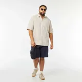 Camisa beige de manga corta con cuello clásico y corte confort fit.