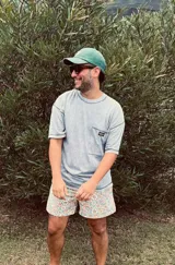 Remera gris con efecto gastado, cuello redondo, bolsillo en el pecho y costuras reforzadas.