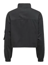 Chaqueta corta negra de cuello alto y manga larga, con cierre de botones y bolsillos en el pecho con solapa y botón.