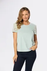 Remera negra de algodón con mangas cortas abullonadas con detalle de broderie.