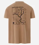 Remera color marrón claro con estampa en la espalda que incluye texto y un mapa de senderos.