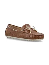 Mocasín color crema con textura de piel de cocodrilo, cordones de cuero marrón con punteras metálicas doradas y suela marrón de goma antideslizante.