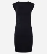 Vestido corto negro de jersey, con escote barco, mangas cortas, espalda descubierta y fruncido lateral.