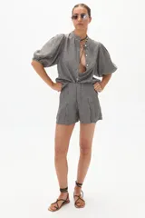 Short de lino con estampado de cuadros vichy en blanco y negro, tiro alto y corte holgado.