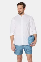 Short de baño celeste con estampado de hojas, cintura elástica con cordón ajustable, dos bolsillos laterales y suspensor de malla fina.