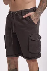Bermuda cargo color marrón topo, de corte recto y largo hasta la rodilla, con bolsillos laterales con solapa y cordón ajustable en la cintura.