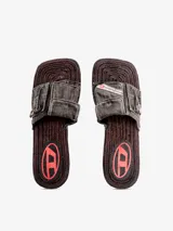 Sandalias mule Diesel modelo D-Ibiza, con plataforma estilo alpargata y tacón acanalado. La banda superior es de denim con cremallera, bolsillo con solapa y logo de la marca.