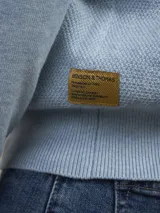 Sweater gris de algodón con cuello redondo.