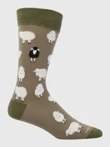 Calcetines largos color marrón con puño verde oliva y estampado de ovejas blancas y una oveja negra.