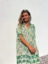 Vestido camisero largo color crudo con estampado geométrico en verde, de corte holgado y manga 3/4.