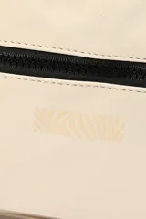 Bandolera color celeste con correa ajustable de cuero vegano y cierre de cremallera.