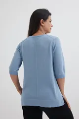 Sweater color beige de tejido de punto, con escote en V y mangas 3/4.