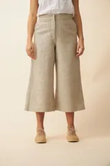 Pantalón palazzo color arena, de tiro alto, con bolsillos laterales y largo a la pantorrilla.