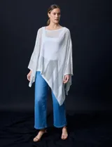 Poncho negro de tejido calado con lurex, terminación asimétrica y cuello redondo.