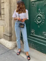 Jean tobillero de denim claro, corte recto y ruedo deshilachado.