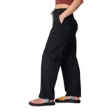 Pantalón cargo verde oliva de corte recto, con cintura elástica ajustable con cordón, bolsillos laterales y bolsillos cargo con cierre.