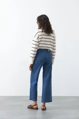 Jean wide leg negro de algodón con spandex, diseñado para una silueta amplia y fluida.