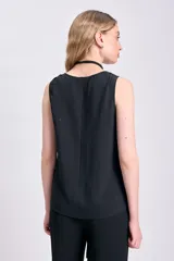 Musculosa negra de tela airflow con escote en V y tirantes anchos.