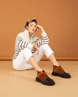 Botinetas negras de cuero con suela track y ajuste con velcro.