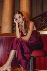 Falda midi acampanada color borgoña, de seda con elástico en la cintura.