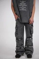 Pantalón cargo gris de jean lavado con 10 bolsillos funcionales, cierre YKK y etiqueta de plastisol.