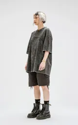 Remera negra con efecto nevado, cuello redondo y corte oversize.