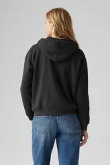 Buzo hoodie negro de Levi's con logo pequeño bordado en el pecho.