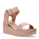 Sandalias de plataforma color nude/beige, con una tira ancha en la parte delantera y una tira ajustable con hebilla dorada en el tobillo. La plataforma es gruesa y tiene un borde dentado.