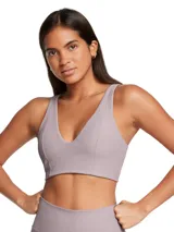 Top deportivo color lila, de tejido acanalado, con escote en V y breteles anchos.