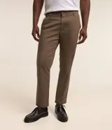 Pantalón de vestir color gris claro, de corte slim fit y largo cropped.