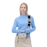 Bolso bandolera Marc Jacobs modelo Snapshot, confeccionado en cuero saffiano color crema con estampado de margaritas silvestres. Cuenta con doble compartimento con cremallera, bolsillo exterior, correa bandolera ajustable y extraíble, y funda para auriculares.