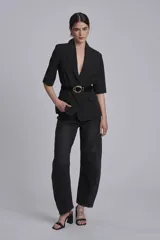 Pantalón de jean negro de corte ancho, con cintura alta y bolsillos laterales.