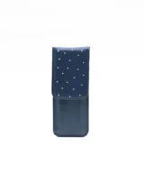 Estuche azul oscuro para guardar y transportar pinceles de maquillaje.