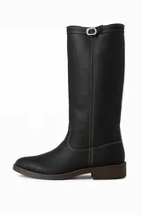 Bota alta de cuero negro con costuras en contraste color marrón. Presenta una hebilla plateada en la parte superior y una suela de goma.