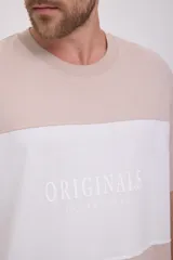 Camiseta de manga corta color beige con bloque central blanco con la palabra "Originals" en relieve.