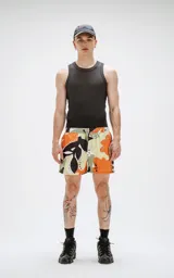 Short de baño con estampado abstracto en tonos naranja, marrón y beige.