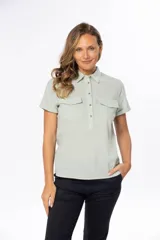 Camisa color salmón de lino, de corte clásico, con cuello camisero, manga corta, cierre frontal con botones y dos bolsillos de parche en el pecho.
