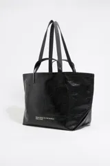 Bolso shopper negro con doble asa y logo Bimba y Lola estampado en color salmón. Tiene bolsillo interior con cremallera y piezas de piel.