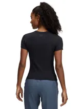 Remera deportiva color salmón, de corte ajustado y mangas cortas.