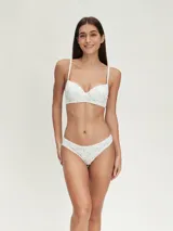 Conjunto de ropa interior femenina de algodón, compuesto por un corpiño con aro y una bombacha tipo bikini. Ambos son de color blanco con estampado floral en tonos celeste y naranja.