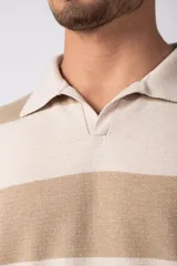 Remera tejida con rayas horizontales en verde y blanco, cuello en V y calce oversize. Confeccionada en hilado de algodón.