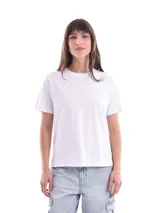 Remera blanca de algodón, corte clásico y mangas cortas.