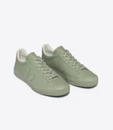 Zapatillas verdes de piel bovina ChromeFree, ligeras y con un diseño minimalista.