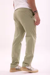 Pantalón chino color verde oliva, de corte recto y tiro medio.