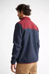 Campera polar para hombre, color azul marino con canesú y cuello en color borgoña. Tiene cierre frontal completo, bolsillos laterales con cierre, puños y ruedo elastizados, y logo estampado en el pecho.