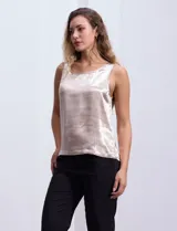 Blusa sin mangas de satén color gris, con escote redondo.