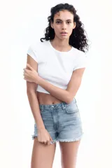 Short de jean celeste con tiro alto, cinco bolsillos y ruedo desflecado.