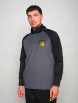 Campera deportiva Dosco gris con mangas negras y escudo del Club Atlético Peñarol en el pecho.